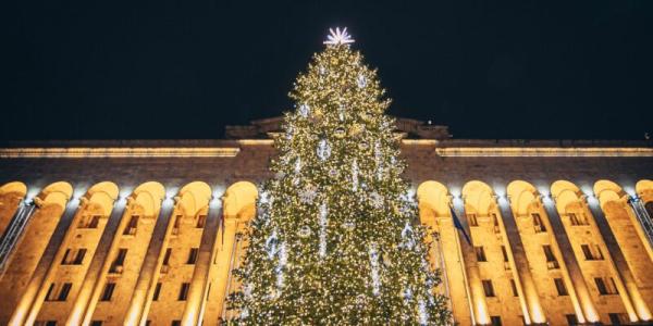 В Тбилиси зажглась главная новогодняя елка