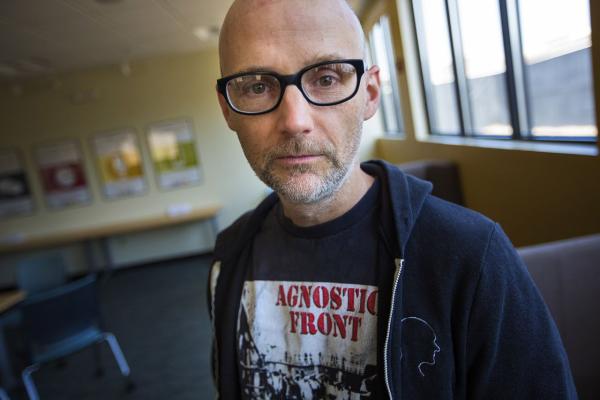 Moby призывает голосовать за грузинскую группу «The Mins»