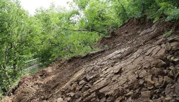 В Рача сошел оползень, предположительно, есть пострадавшие