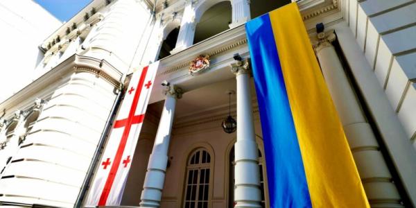 Над президентским дворцом в Тбилиси подняты флаги Грузии и Украины