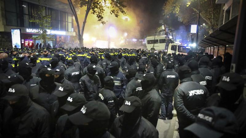 В Тбилиси силовые структуры разогнали протестующих, недовольных итогами выборов.