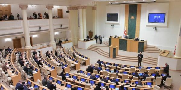 Парламент Грузии поддержал пакет законов, ограничивающий права ЛГБТ