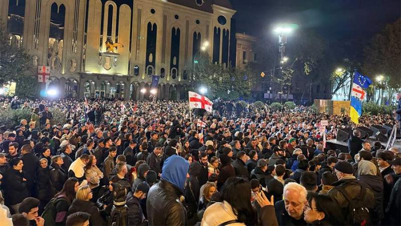 В центре Тбилиси прошло выступление оппозиционных сил, протестующих против результатов парламентских выборов.