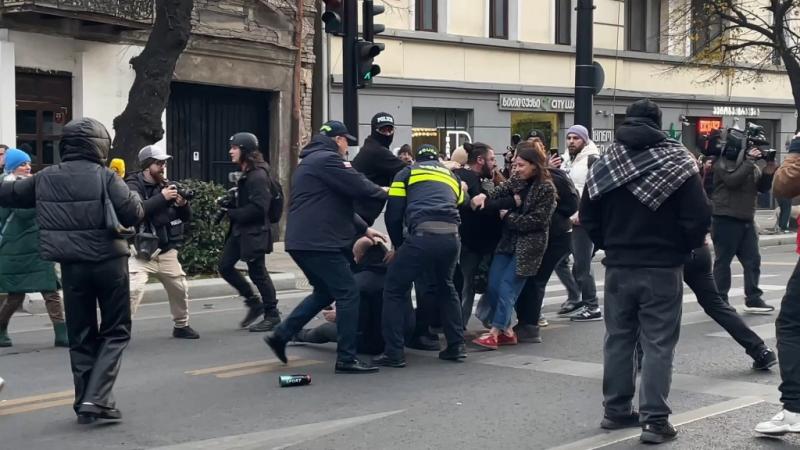 В Тбилиси правоохранительные органы разогнали акцию протеста. Зафиксированы случаи травм среди участников. Видео с событиями.