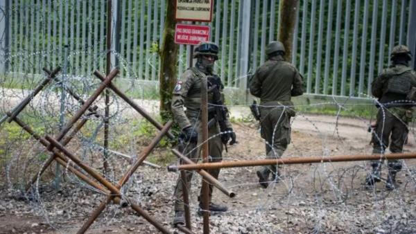 Пограничников в Польше задержали за стрельбу при попытке мигрантов пересечь границу из Беларуси. За них вступился Туск