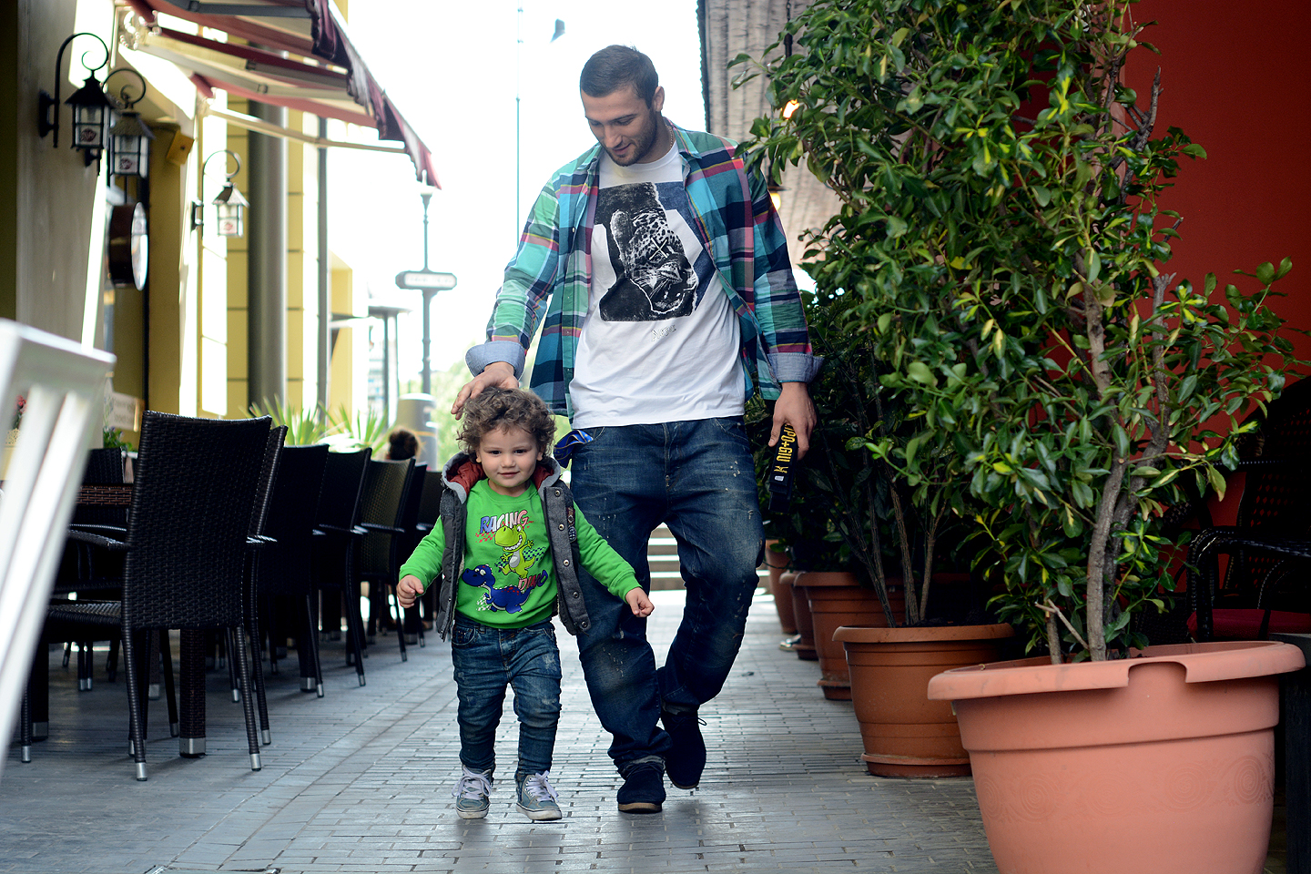 Варлам Липартелиани. Прогулка с сыном. Фото: sova.news