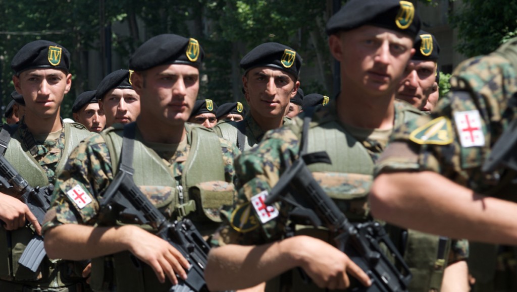 Грузинские военнослужащие во время парада в честь Дня независимости Грузии