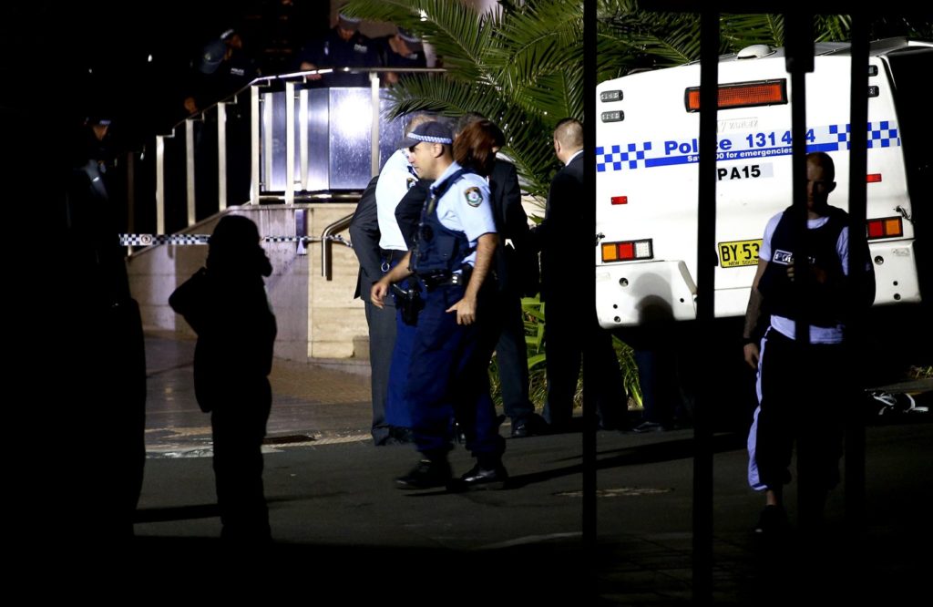В Австралии грузовик с газовыми баллонами протаранил полицейскую автостоянку