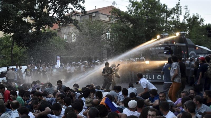 В Ереване произошли столкновения между манифестантами и полицией