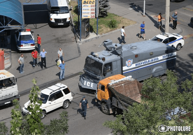 Вооруженные люди захватили отделение полиции в Ереване