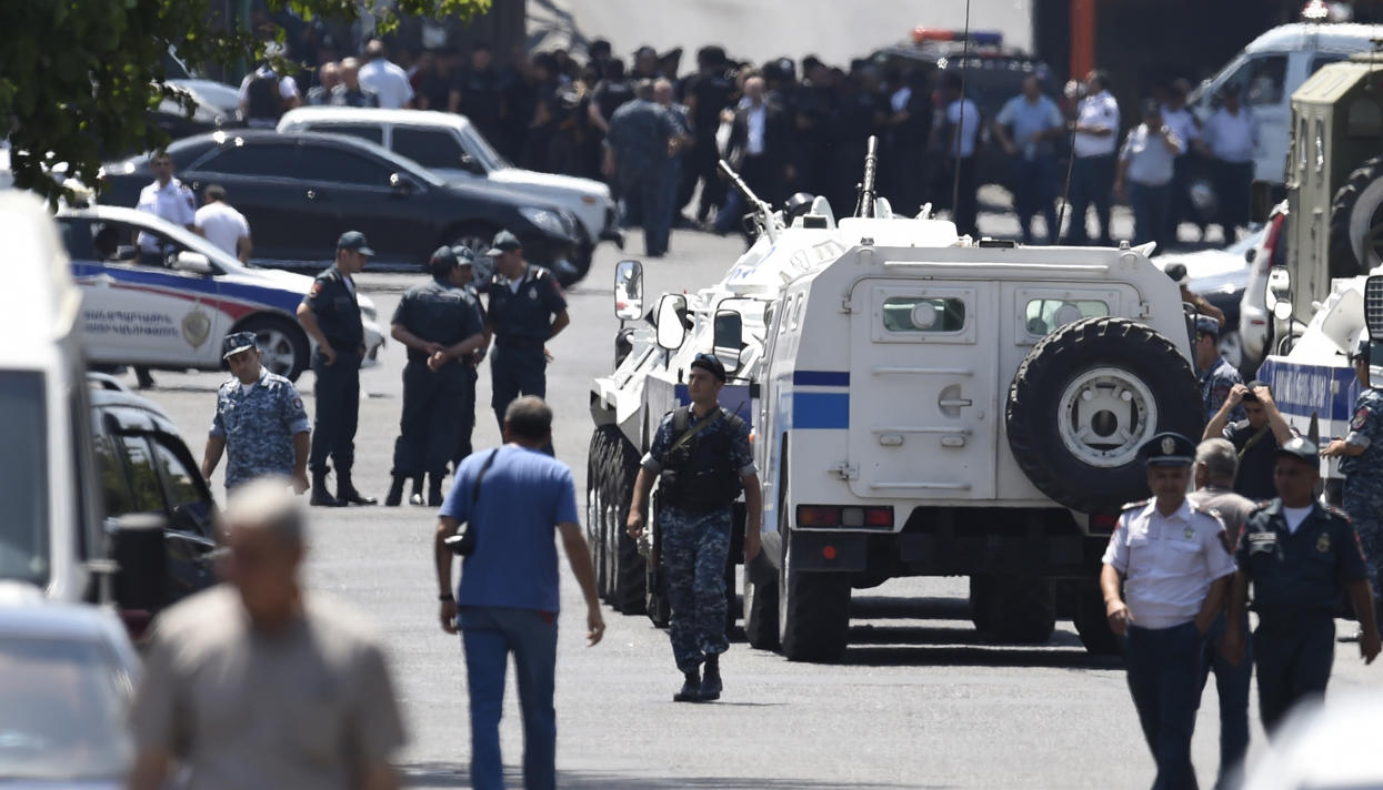 Захватившие здание полиции в Ереване готовы сдаться властям?