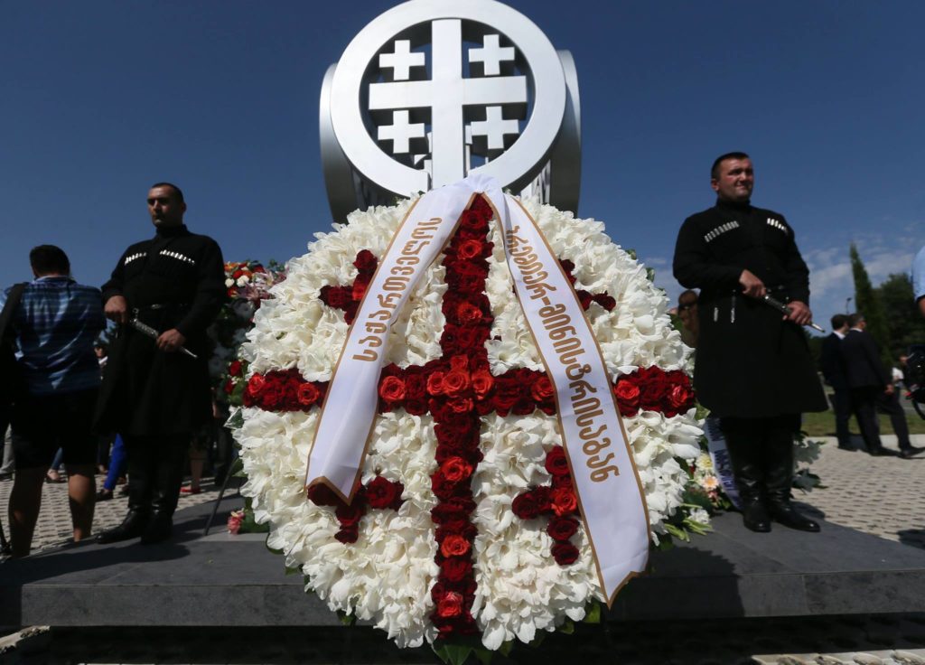 Премьер Грузии почтил память погибших в августовской войне