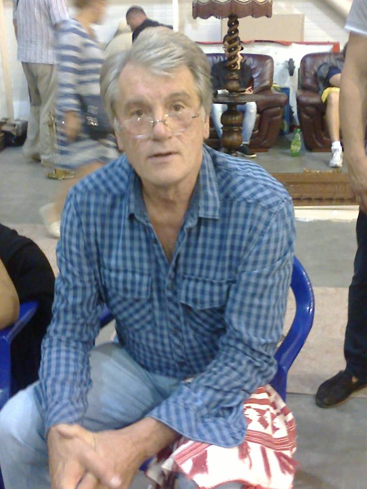 В сети появилось фото Викторя Ющенко торгующего вышиванками