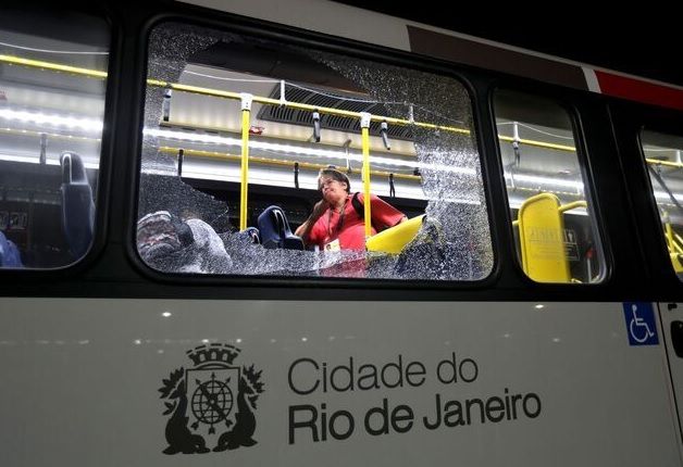 В Рио-де-Жанейро неизвестные атаковали автобус с журналистами