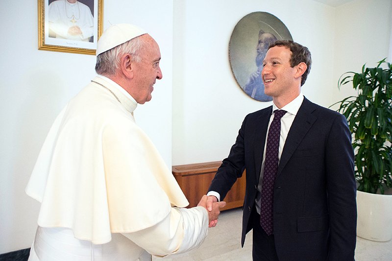 Папа Римский встречается с Цукербергом, но не заводит аккаунт в Facebook