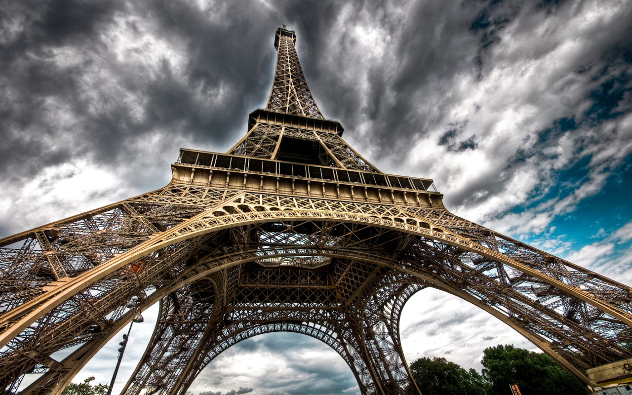 В Париже прошла срочная эвакуация гостей Эйфелевой башниВ Париже прошла срочная эвакуация гостей Эйфелевой башни