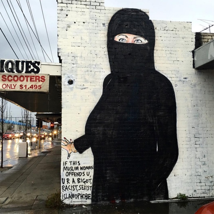 В Австралии непристойное граффити Хиллари Клинтон облачили в никаб