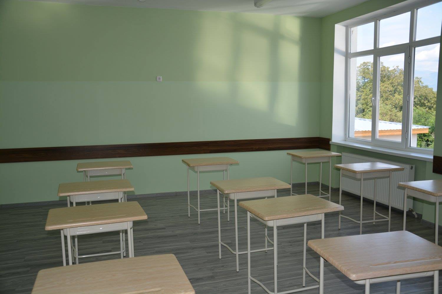 В Грузии восстановят 100 школ