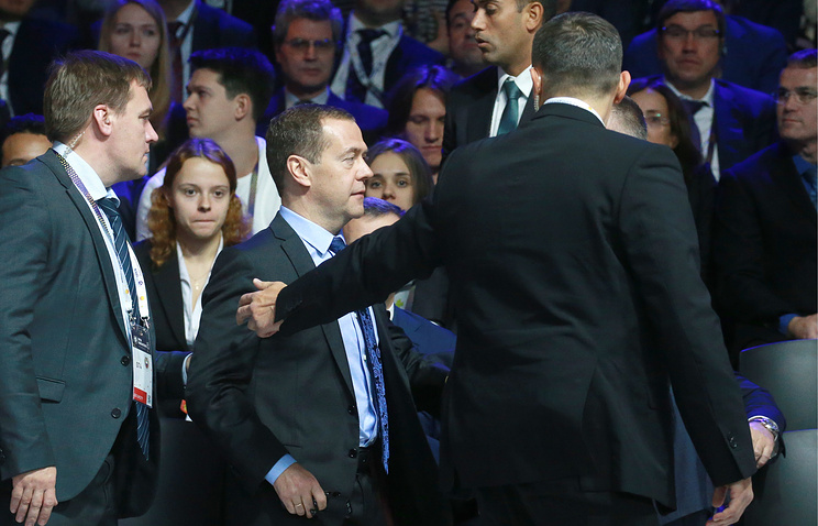 Медведева эвакуировали из-за угрозы безопасности