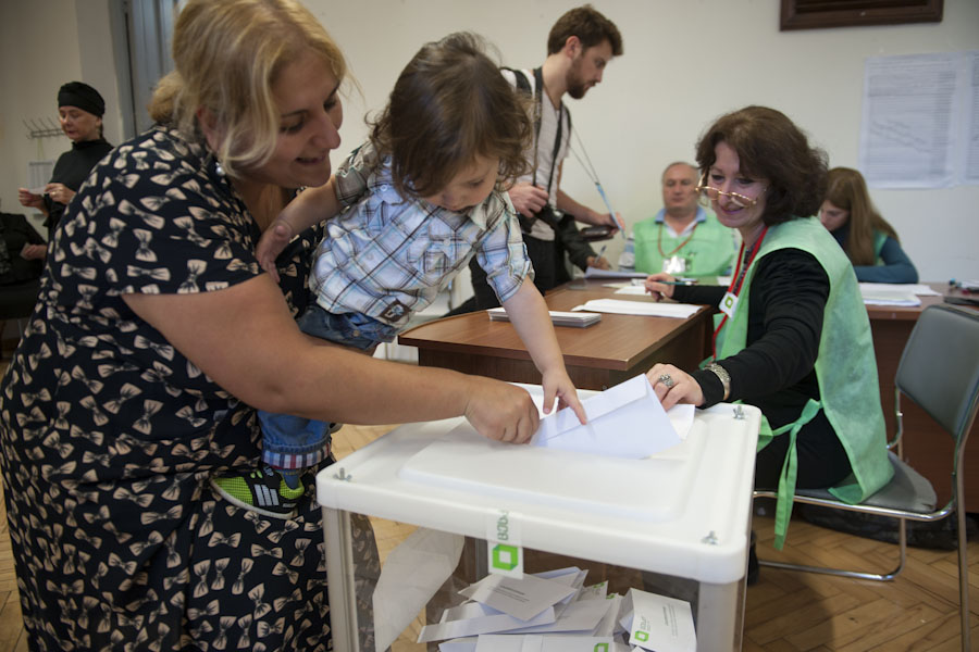 ЦИК Грузии: второй тур выборов проходит в спокойной обстановке