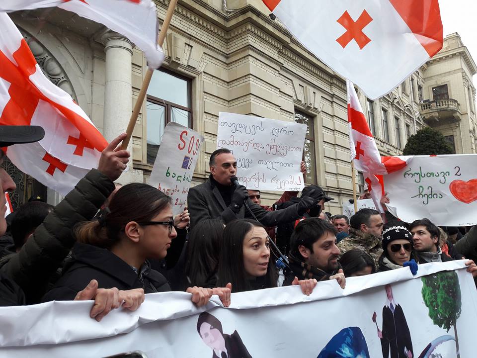 В Тбилиси прошел марш в поддержку телекомпании "Рустави-2"