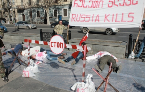 В центре Тбилиси прошла акция-перфоманс "Россия убивает"