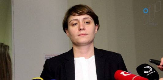 Депутата "Европейской партии" вынудили покинуть заседание парламента из-за плаката
