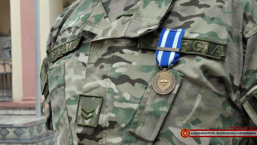 Грузинским военным вручили наградные медали НАТО
