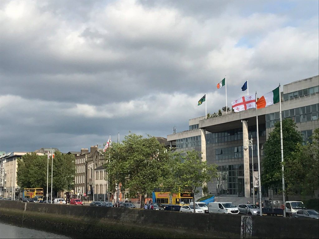 Центр столицы Ирландии украшен флагами Грузии