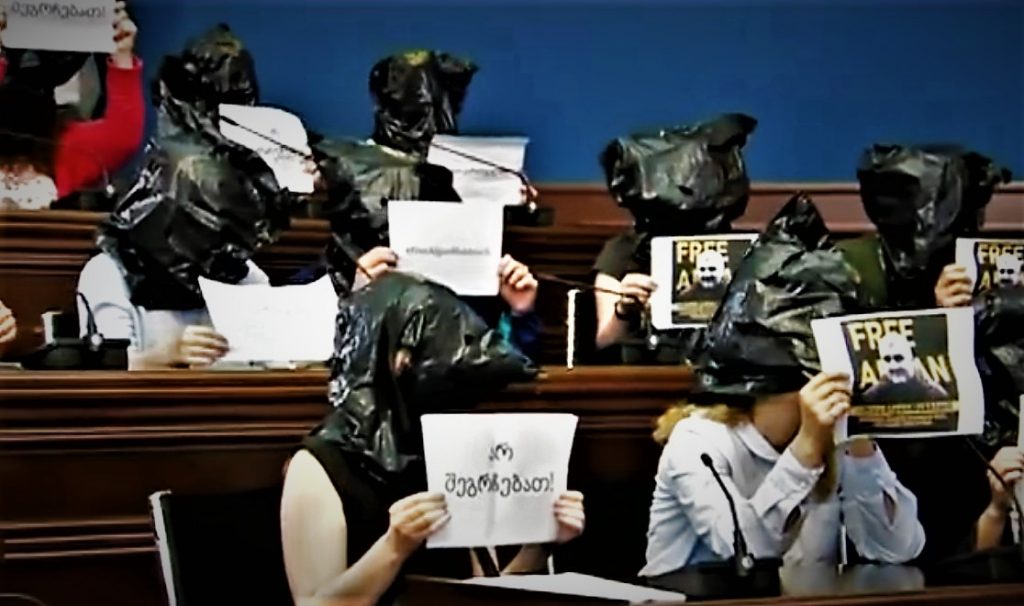 Заседание Комитета по правам человека с мешками на голове
