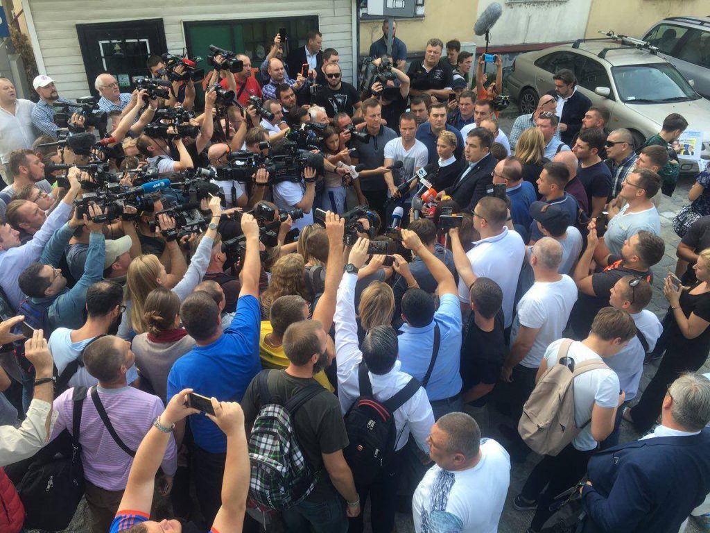 Поезд с Саакашвили задержали на польско-украинской границе