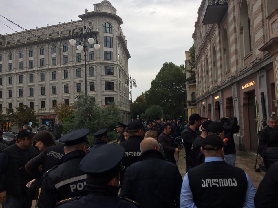 Членов оппозиции арестовали, заседание Горсовета закрыли