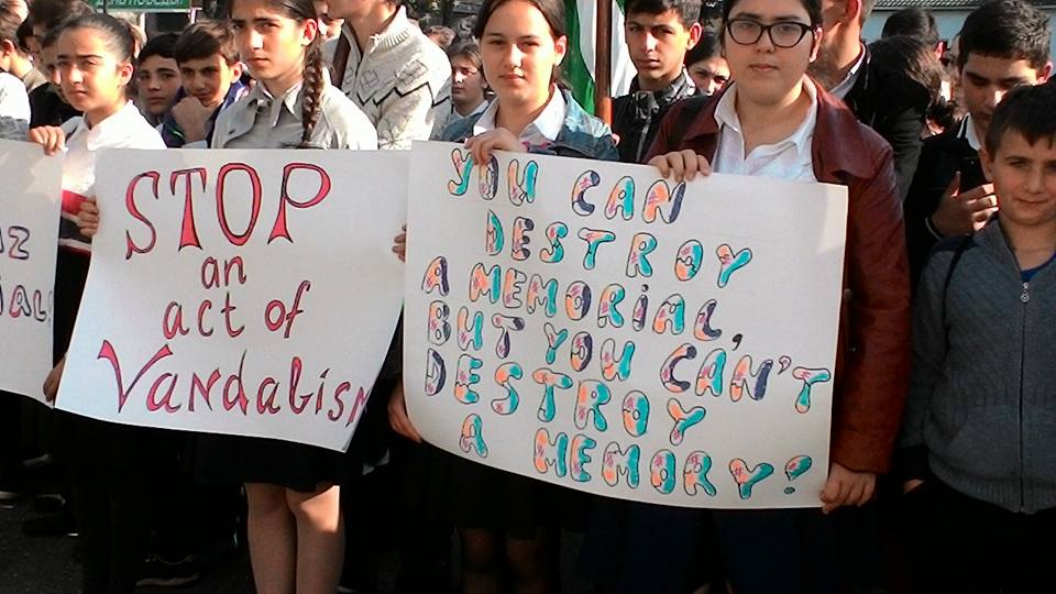 На акцию с призывом сохранить памятник в Килмарноке в Гали вывели несовершеннолетних