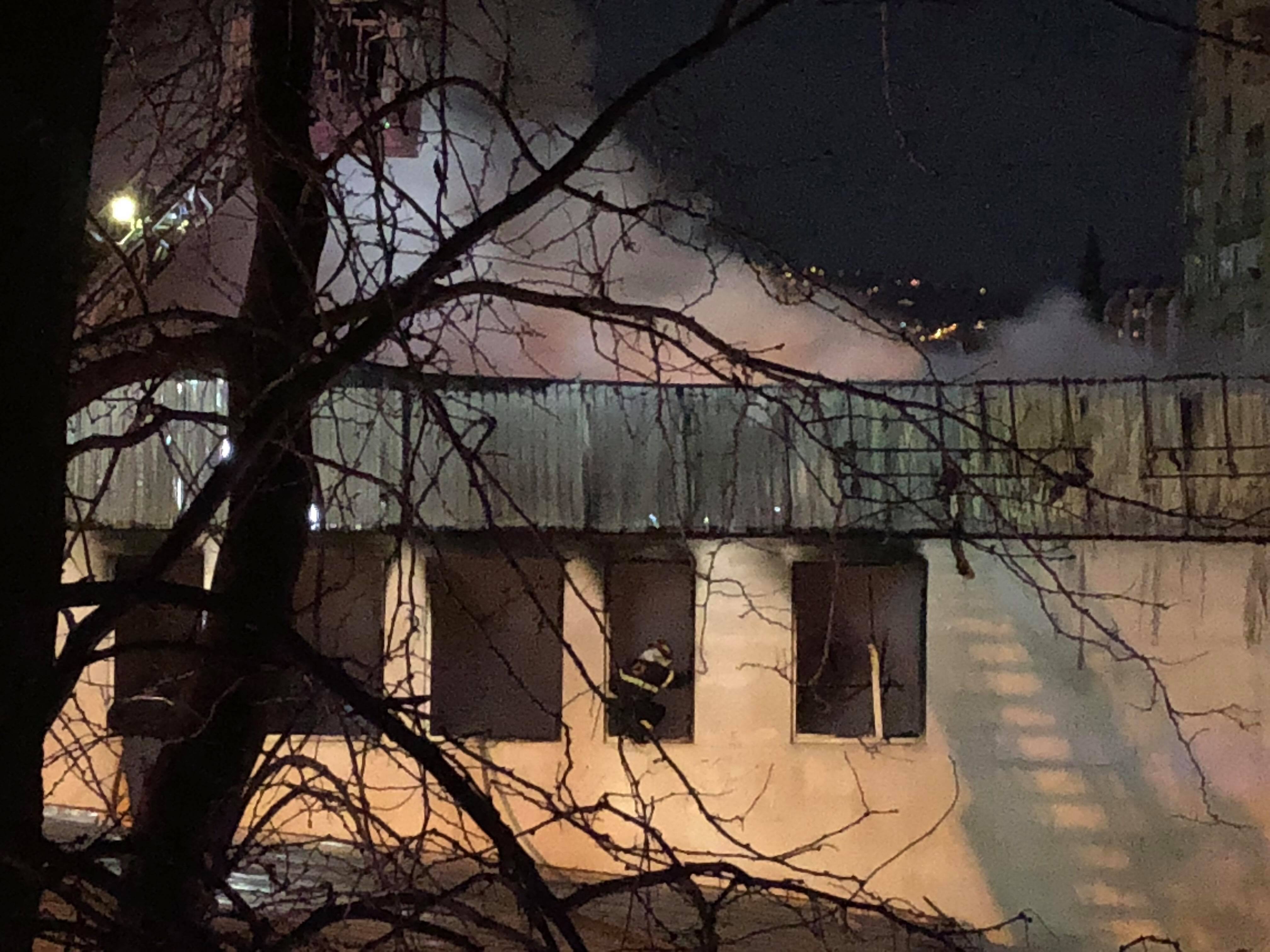 В Тбилиси горит ТЦ "Кидобани"