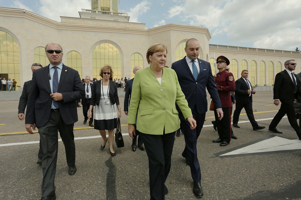 Merkel 12 новости Ангела Меркель, германия, Грузия, красная дорожка, Мамука Бахтадзе, Тбилисский аэропорт, ФРГ