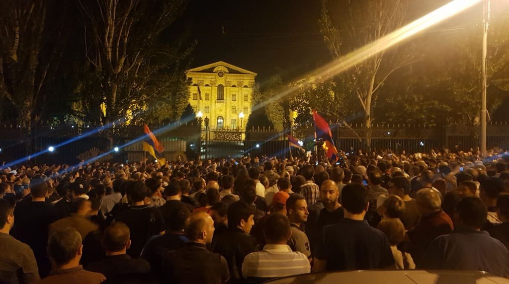 DohNZ35X0AEHuVp.jpg large новости Армения, бархатная революция, выборы, Никол Пашинян, парламентские выборы