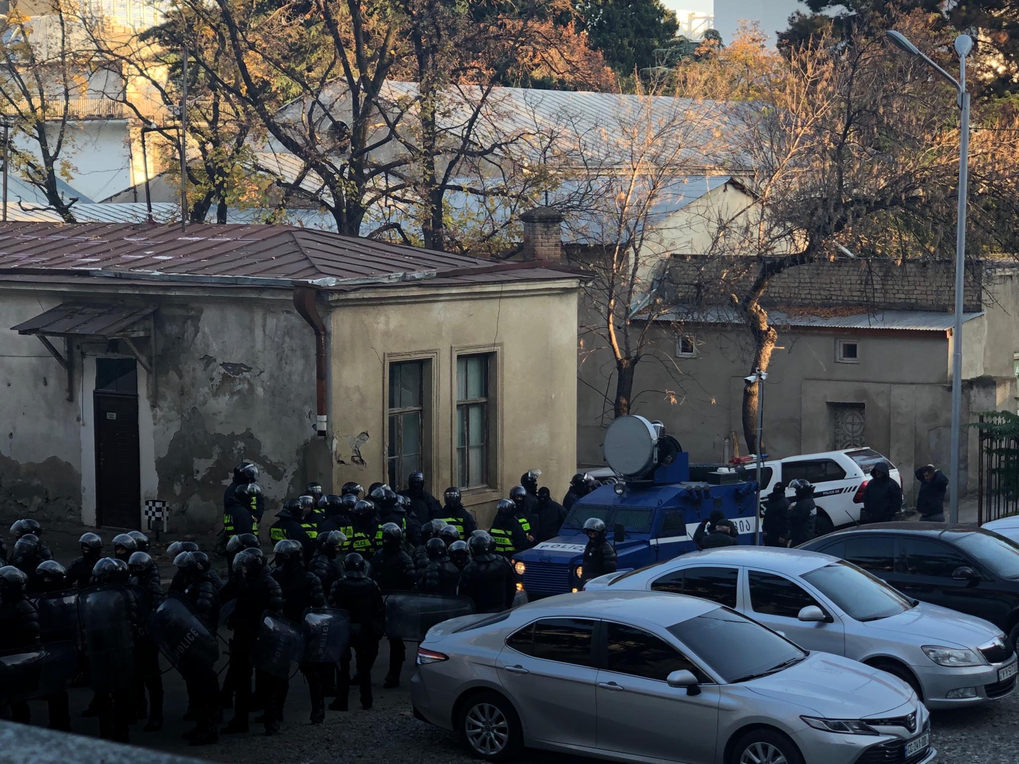 Спецназ готовится к разгону пикетчиков у парламента. Фото: Дина Шанава, СОВА