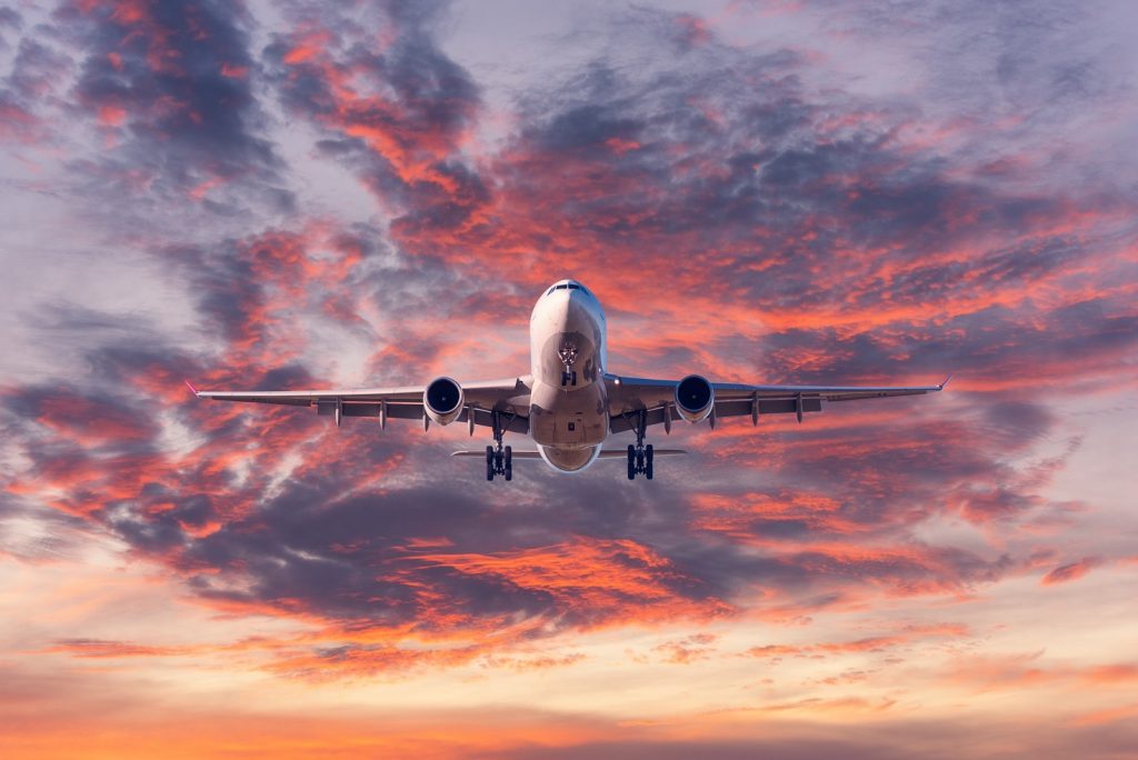 landing passenger airplane at colorful sunset MRSHV6Q новости авиасообщение