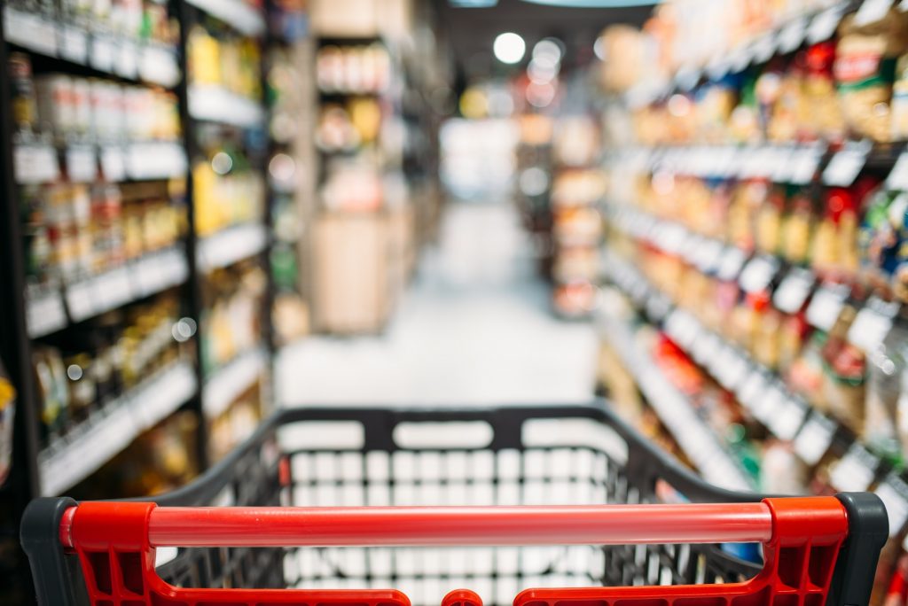 shopping cart between shelves in food store F6AM7GN новости инфляция, экономика Грузии