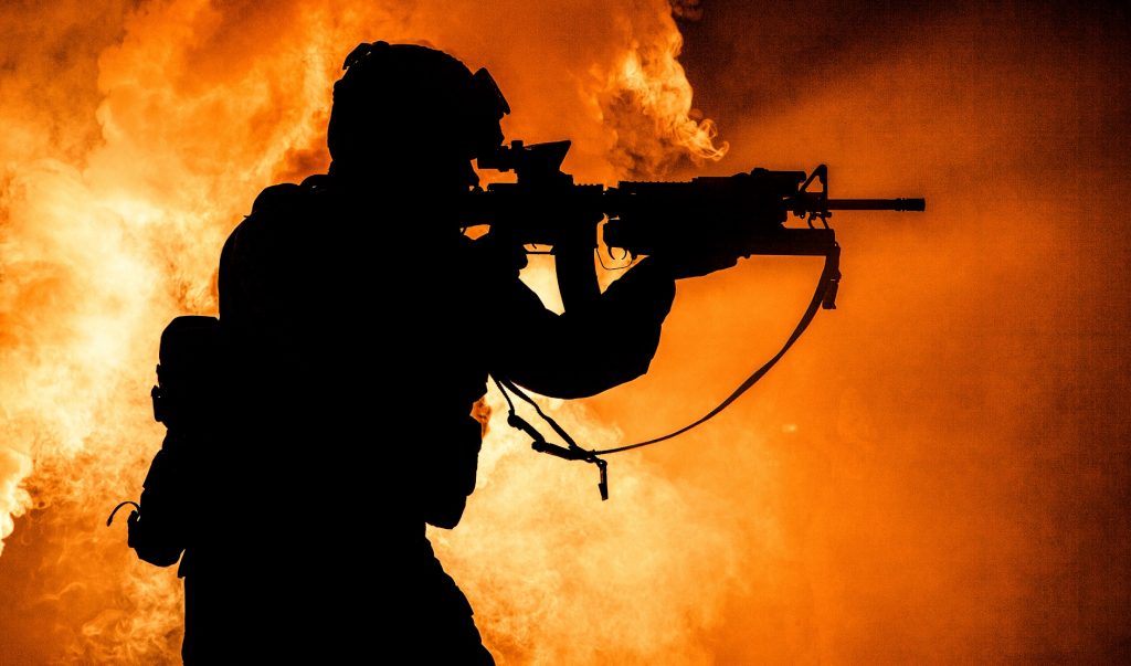 soldiers silhouette on background of fire explosio M5P3NKE новости Guardian, REUTERS, Азербайджан, Армения, Карабах, Турция