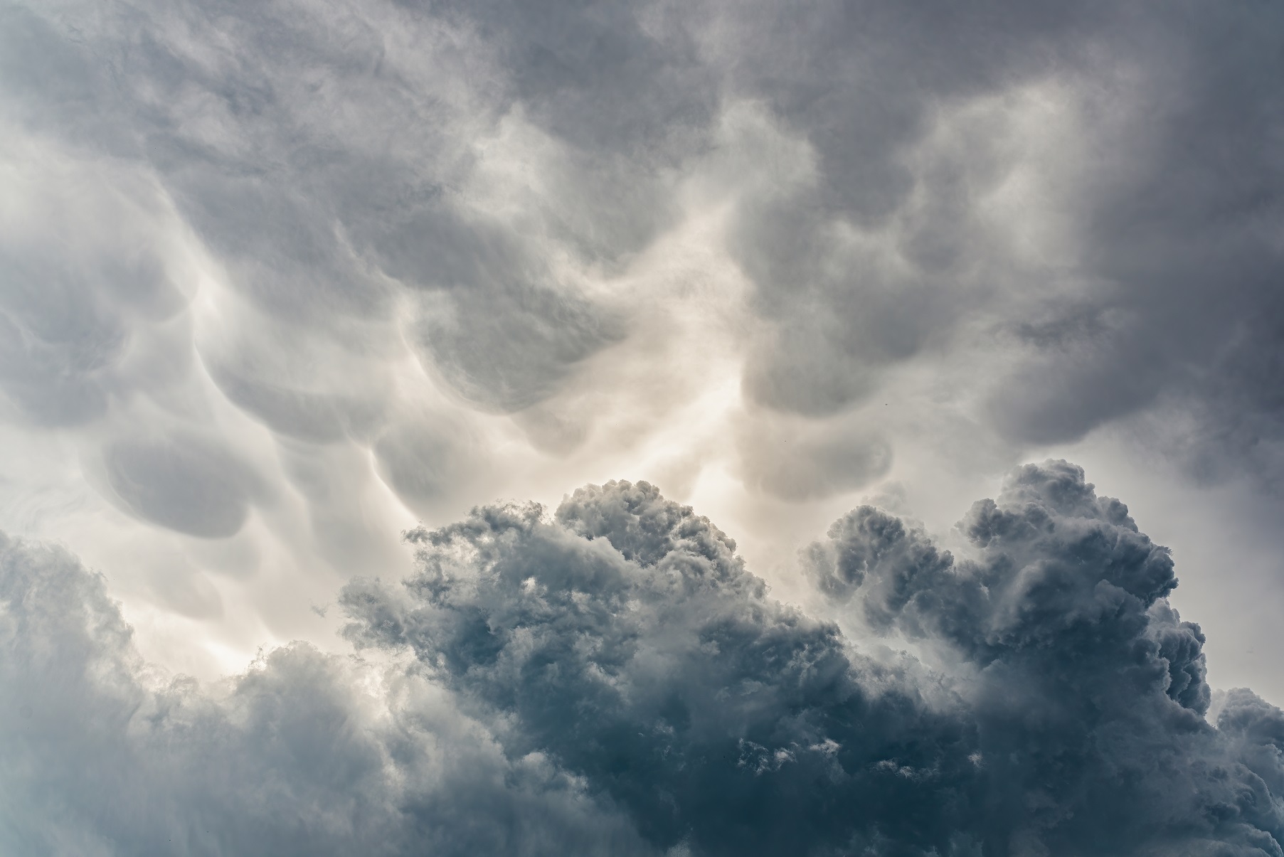 moody view of dark dramatic storm clouds V52PG9F самолет самолет