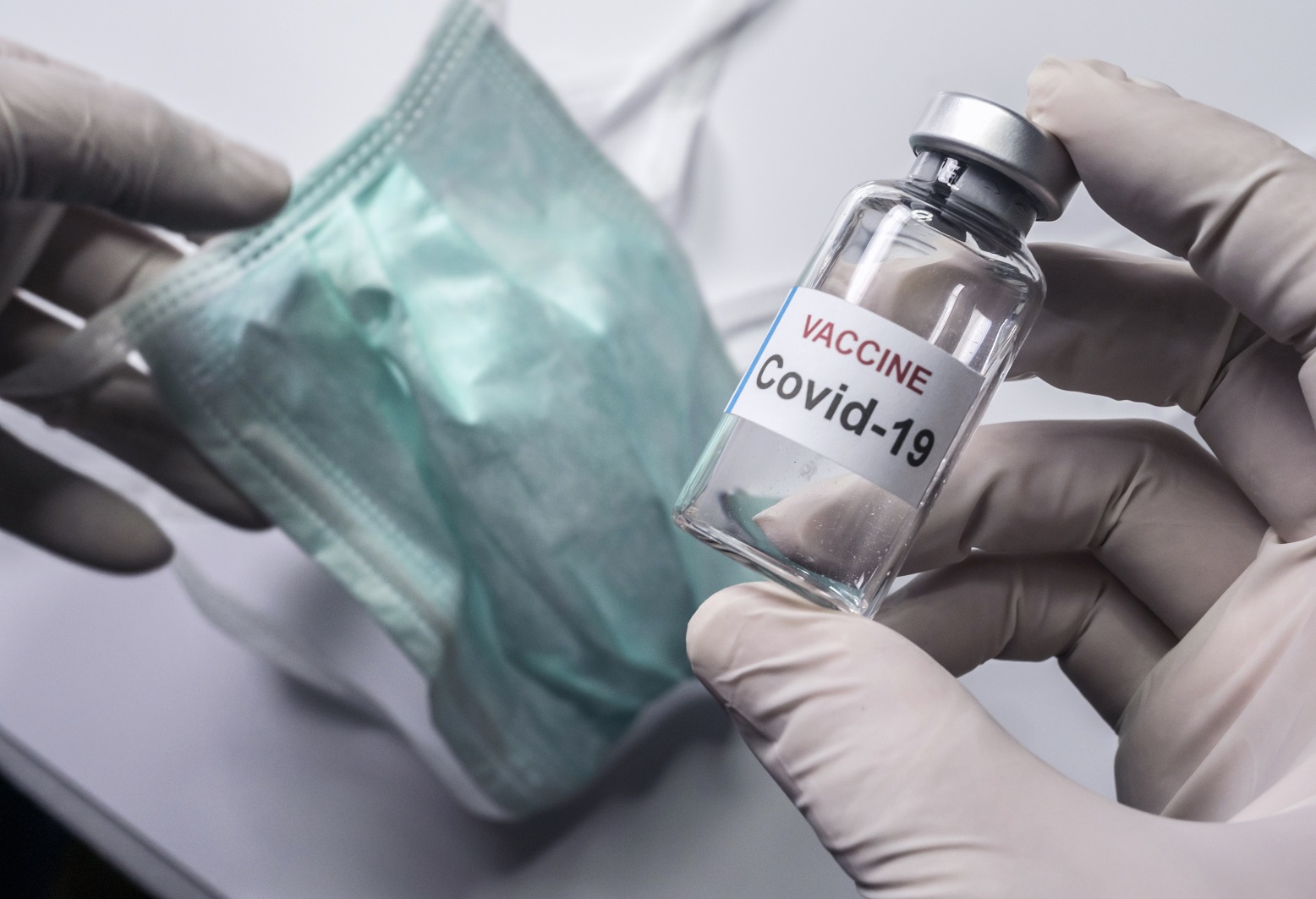 scientist holds a coronavirus vaccine conceptual i 6TS2PGF #новости facebook, вакцина, коронавирус, фейк
