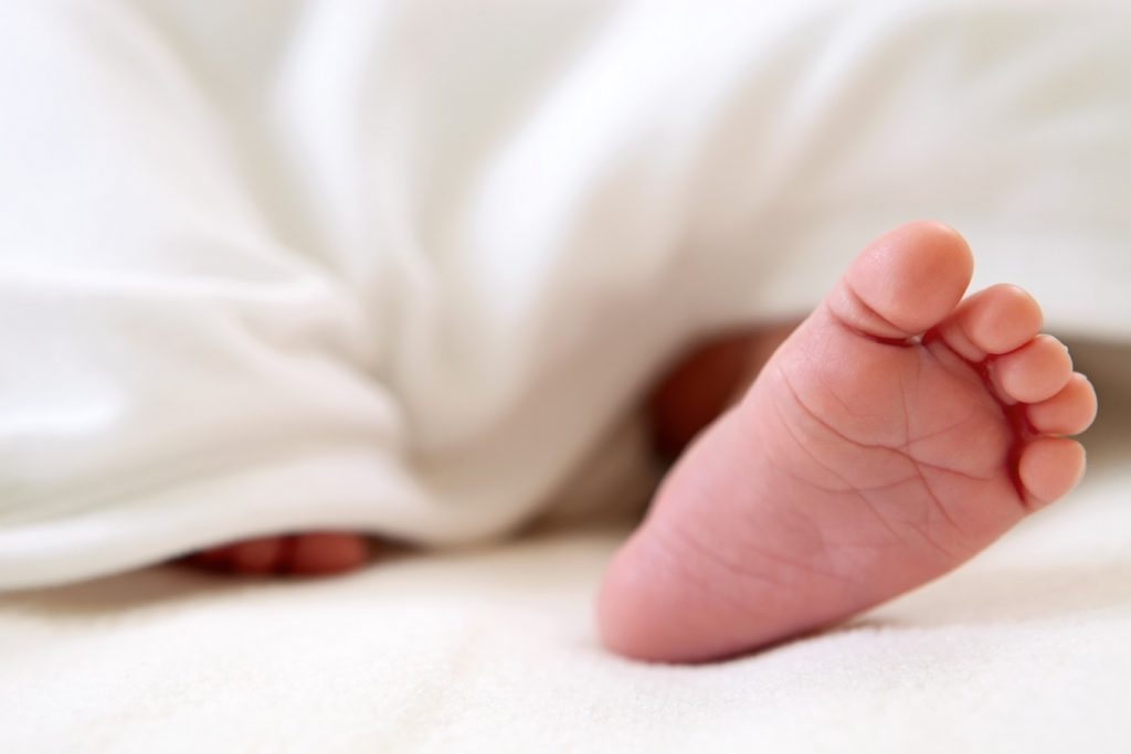 newborn baby foot P9TNMYZ новости коронавирус, коронавирус в Грузии