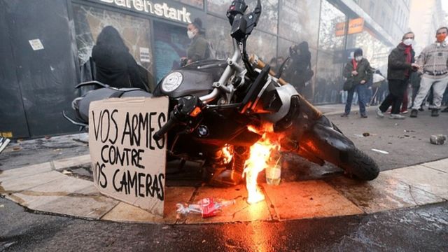 115811873 gettyimages 1229845457 594x594 1 Новости BBC акция протеста, демонтрация, Париж, Франция