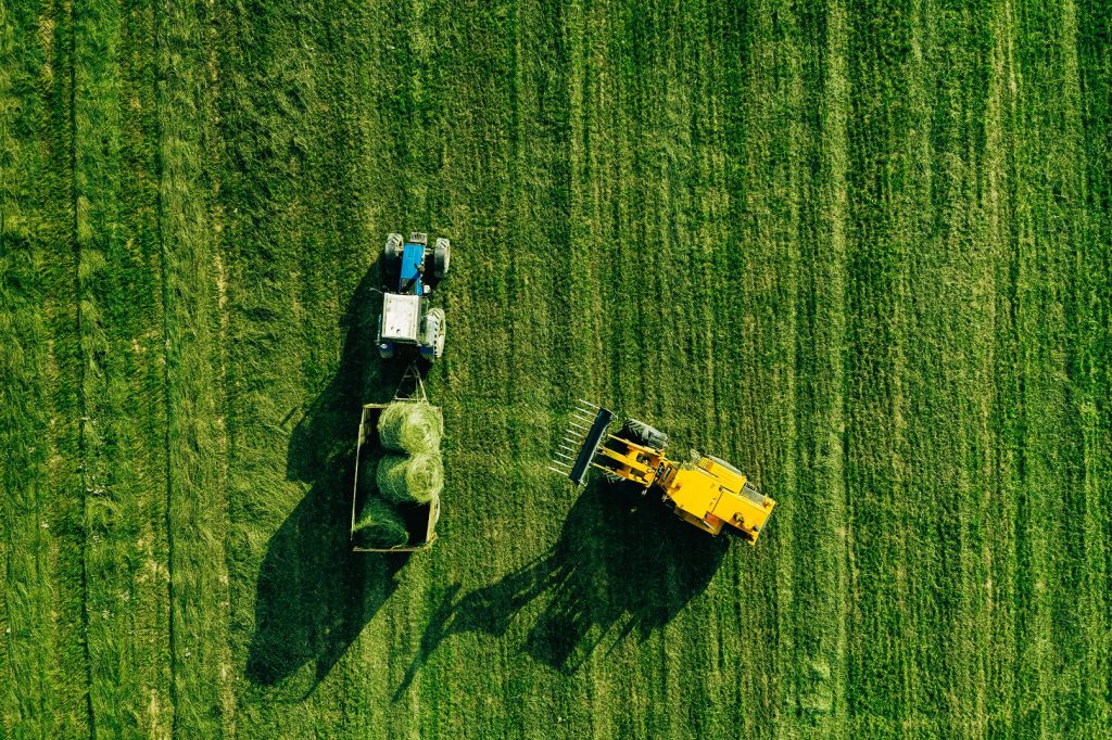 aerial view of harvest field with tractor moving h QLVK68S новости германия, Грузия-Германия, сельское хозяйство, трудовая миграция, Хуберт Книрш