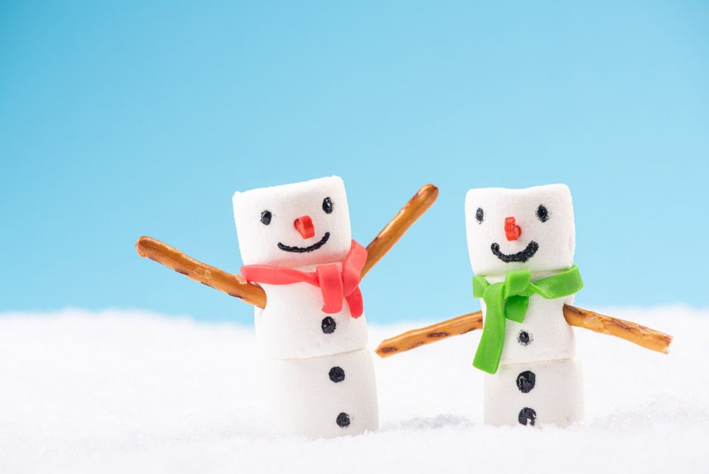funny cute marshmallow snowmans fun outdoor games G8Y37ZM Другая SOVA снегопад