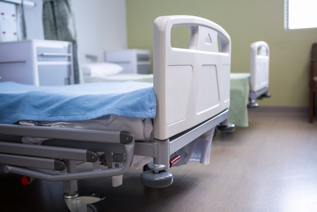 empty beds in ward at hospital 4EABTA2 новости Грузия-Израиль, трудоустройство