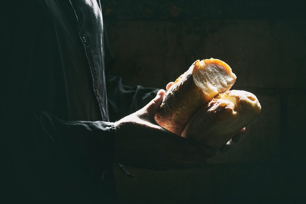 fresh baked bread in hands PSKTW9J новости бедность, уровень жизни