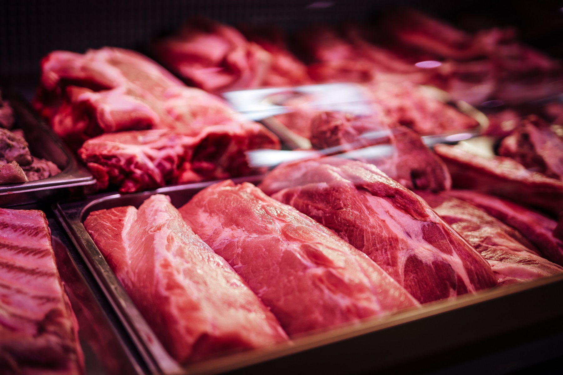 many of meat products in a single shop window FJNMYF6 новости FAO, мясо, Национальное продовольственное агентство Грузии
