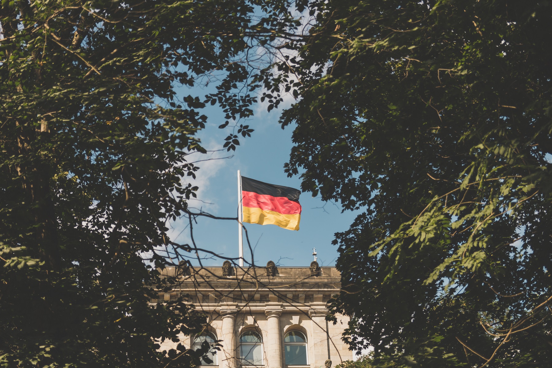 german flag on the reichstag FPVME3G новости Грузия-Германия, Грузия-Израиль, трудовая миграция, трудоустройство
